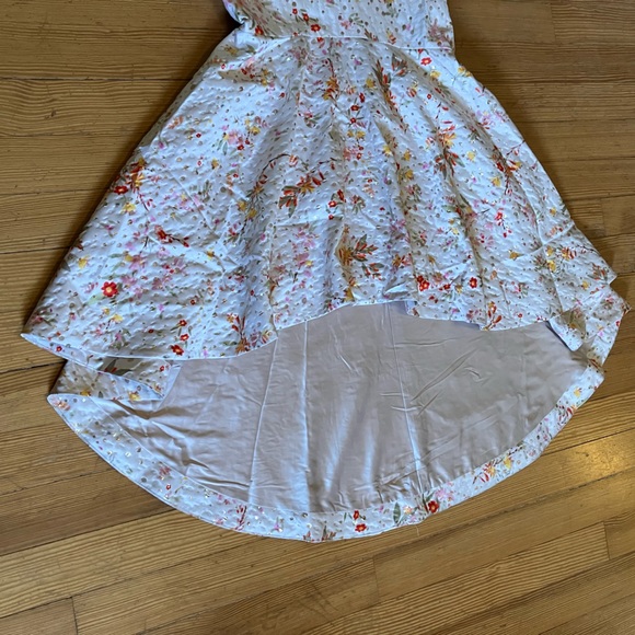 NWOT MONIQUE LHUILLIER
Wildflower Jacquard Mermaid Gown
In Ecru Sz 4. - Picture 9 of 15